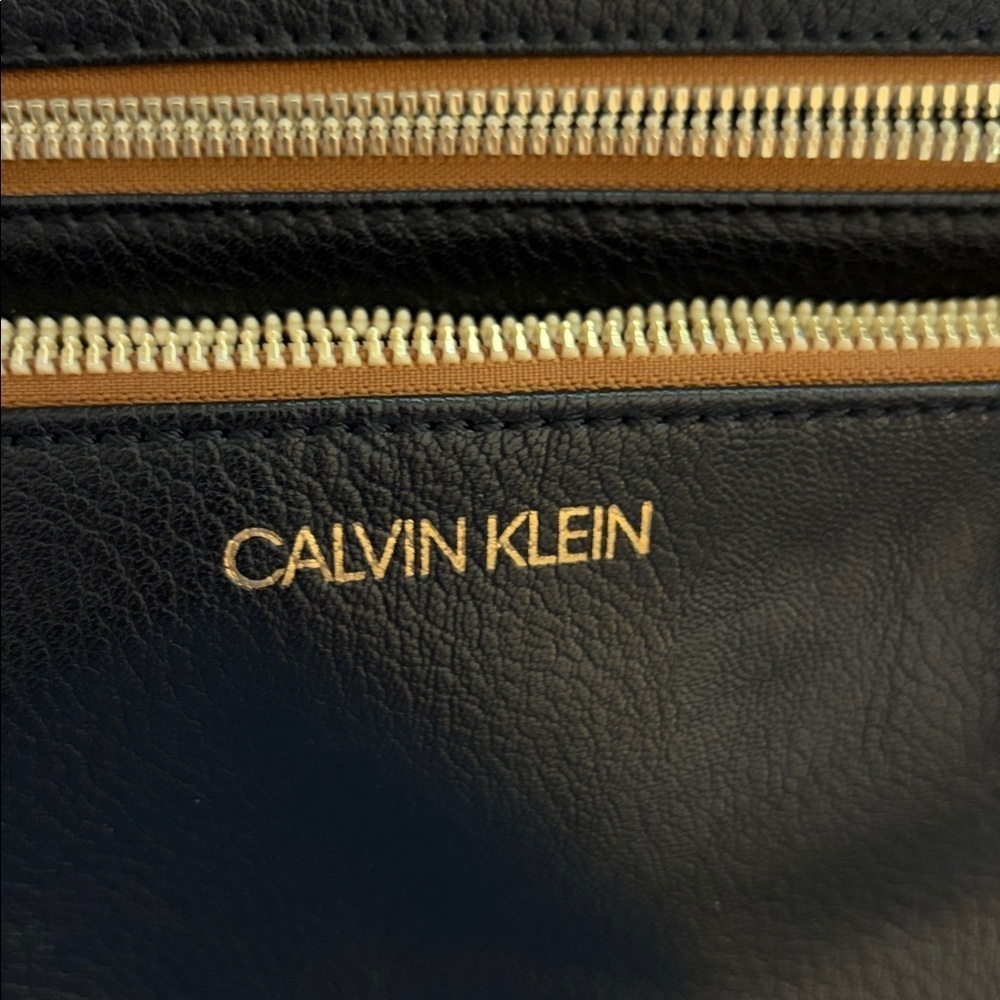Calvin Klein pebbled leather black cross body bag, adjustable strap. - Picture 5 of 10